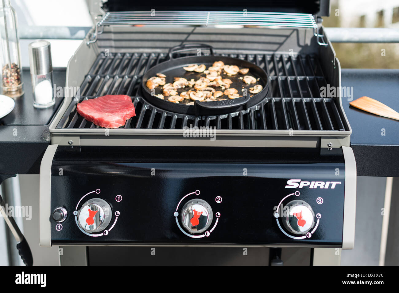 Weber Gas Grill Spirit S320 (model 2014 Stock Photo - Alamy