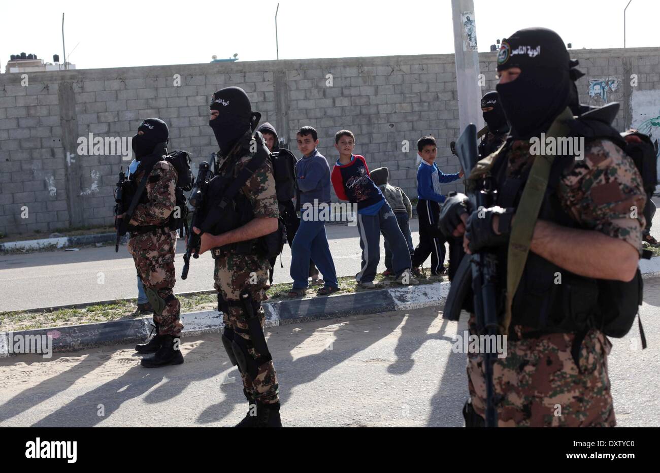 Gaza City, Gaza Strip, Palestinian Territory. 31st Mar, 2014. Masked militants of Al-Nasser brigades, the military wing of the Popular Resistance Committees, march with weapons during an anti-Israeli protest in Gaza City March 31, 2014 Credit:  Ashraf Amra/APA Images/ZUMAPRESS.com/Alamy Live News Stock Photo