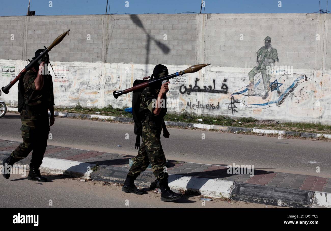 Gaza City, Gaza Strip, Palestinian Territory. 31st Mar, 2014. Masked militants of Al-Nasser brigades, the military wing of the Popular Resistance Committees, march with weapons during an anti-Israeli protest in Gaza City March 31, 2014 Credit:  Ashraf Amra/APA Images/ZUMAPRESS.com/Alamy Live News Stock Photo