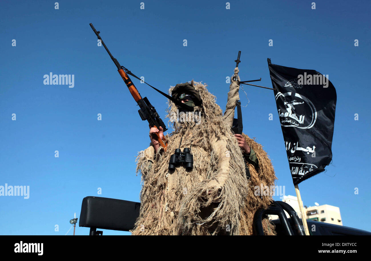 Gaza City, Gaza Strip, Palestinian Territory. 31st Mar, 2014. Masked militants of Al-Nasser brigades, the military wing of the Popular Resistance Committees, march with weapons during an anti-Israeli protest in Gaza City March 31, 2014 Credit:  Ashraf Amra/APA Images/ZUMAPRESS.com/Alamy Live News Stock Photo