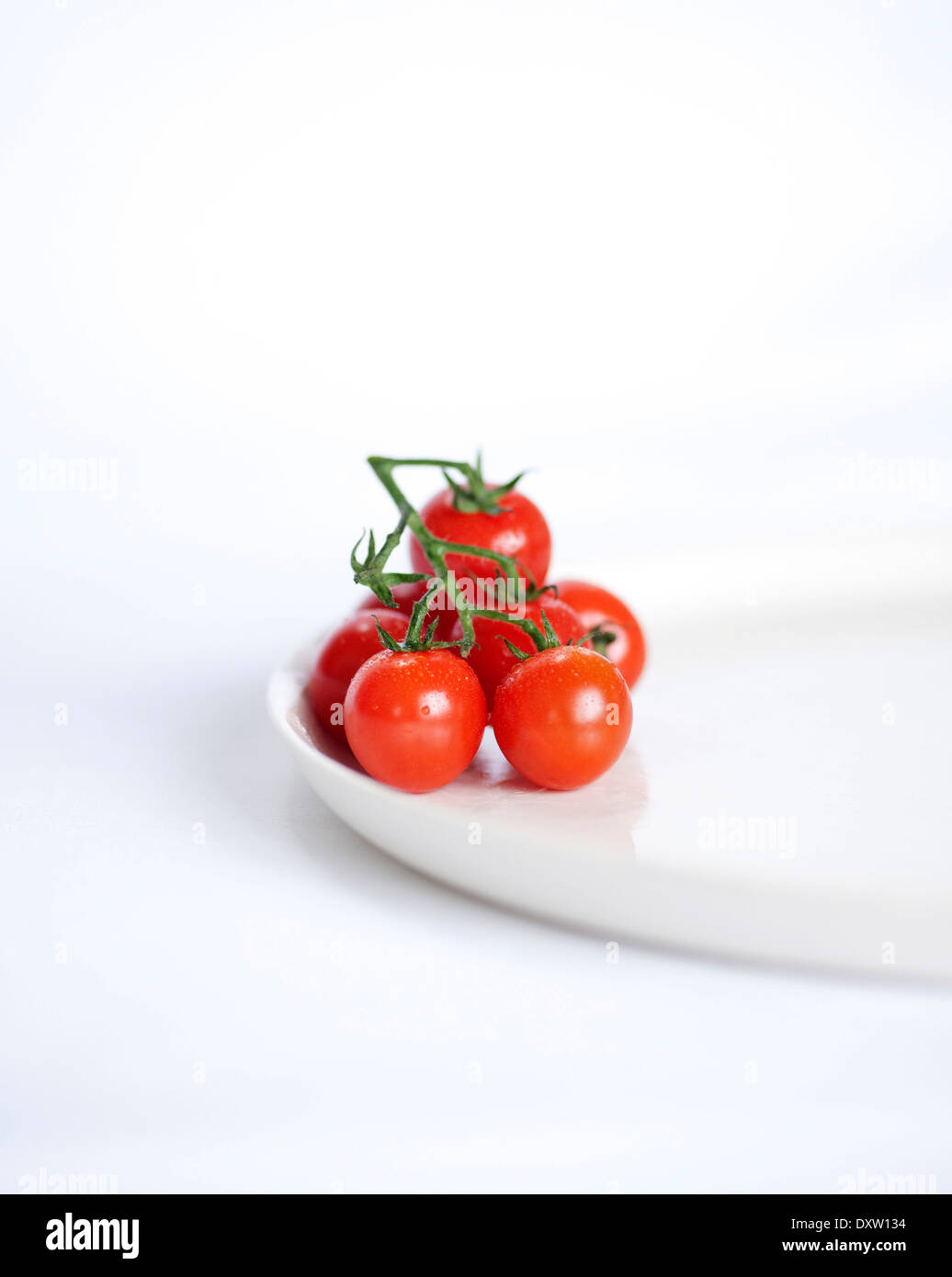 Bunch of cherry tomatoes Stock Photo - Alamy