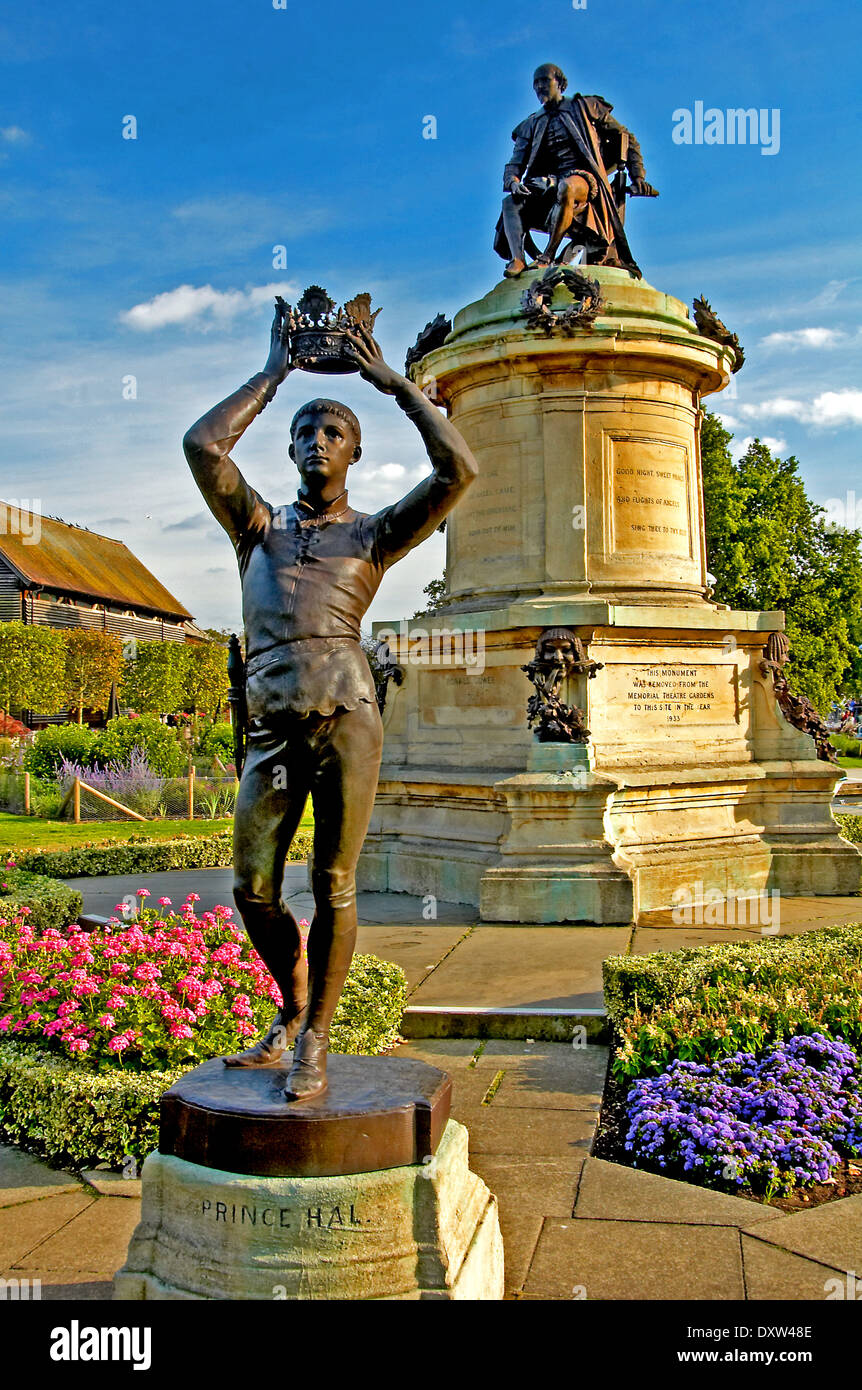 Gower Memorial statue to William Shakespeare stands in Bancroft Gardens, alongside the Stratford Canal basin Stock Photo