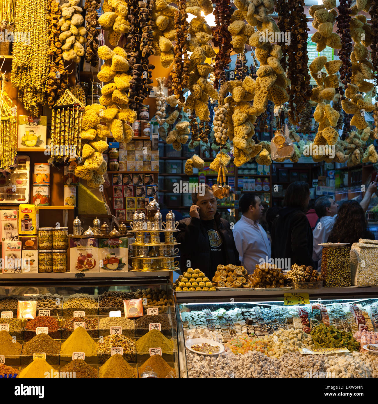 Tradizionale tè turco tazze sul tavolo in Grand Bazaar, Sultanahmet,  Istanbul, Turchia Foto stock - Alamy