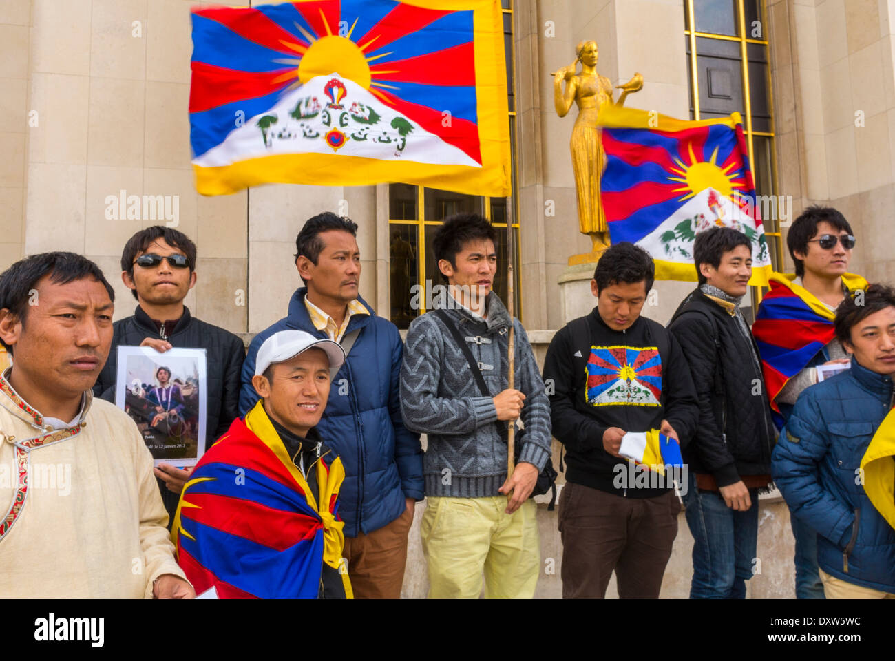 Large Grop People, men, Front, The Tibetan, Taiwanese, Ethnic Communities of France, Demonstration called for French citizens to mobilize during the visit of Chinese President in Paris, Holding Protest Signs and Flags, Citizens rights protests, solidarity youth movement, protest against china, tibetan activists, international Politics Stock Photo