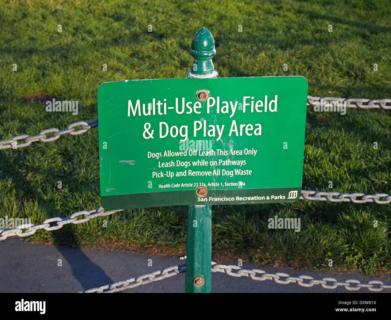 Dog leash sign park hi-res stock photography and images - Alamy