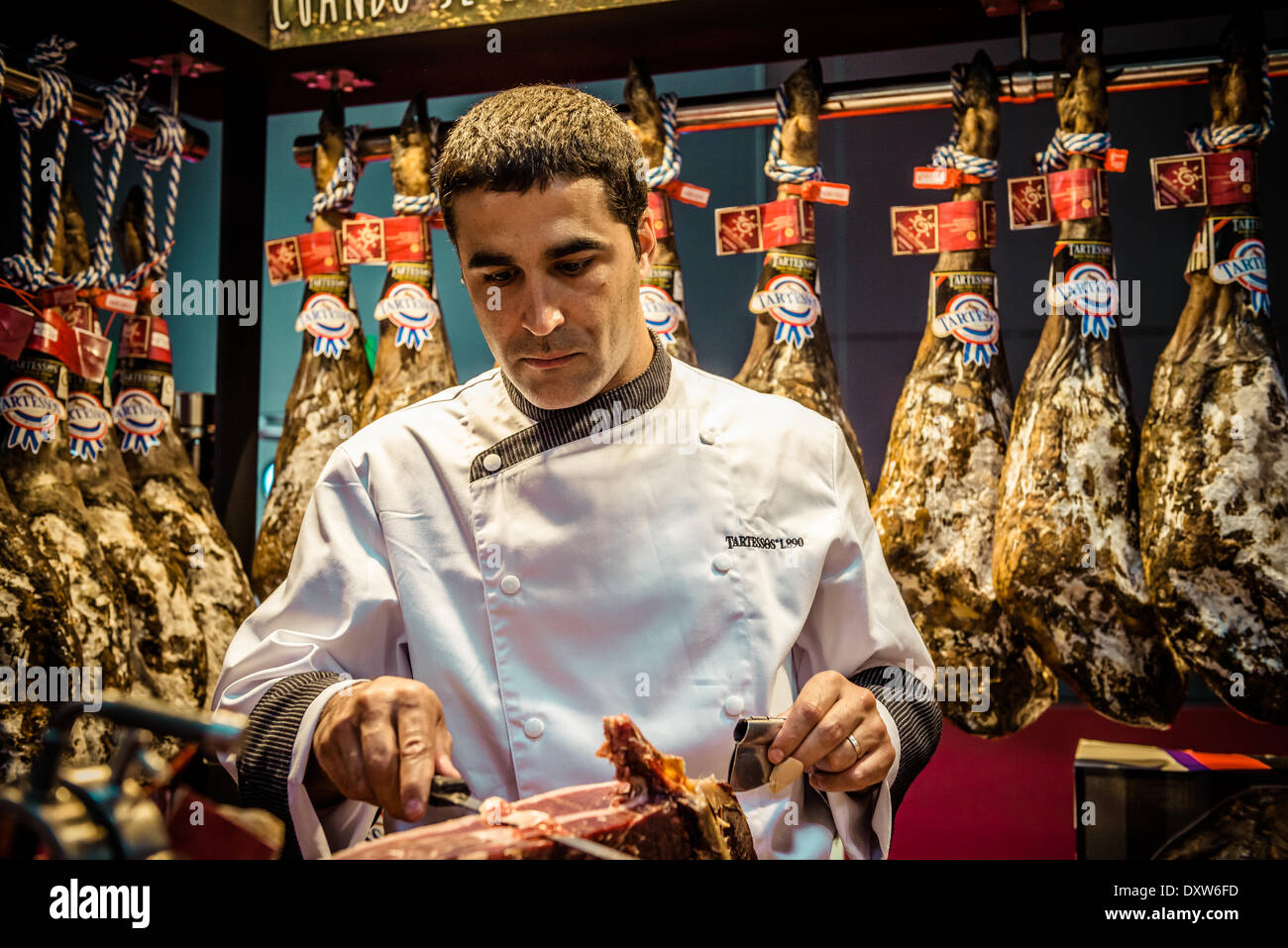 Barcelona, Spain. March 31st, 2014: An master cutter slices "Jamon serrano" at Tartesso's exhibition stand for the visitors of the 20th edition of the Alimentaria in Barcelona Credit:  matthi/Alamy Live News Stock Photo