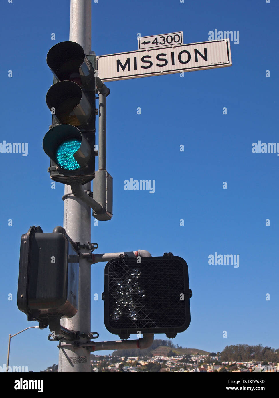 Green pedestrian traffic light hi-res stock photography and images - Alamy