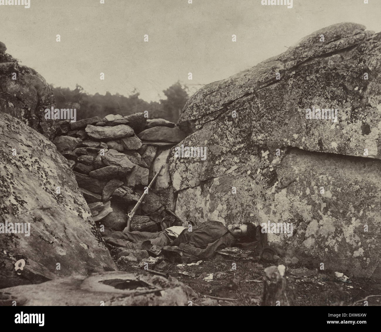Dead Confederate sharpshooter at Devil's Den at the a Battle of Gettysburg, July 1863 Stock Photo