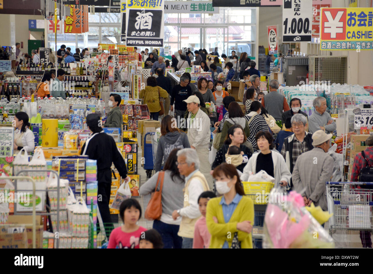 Tokyo, Japan. 31st Mar, 2014. Shoppers stampede for merchandise at a Tokyo's suburban home center on Monday, March 31. 2014, before the government levies the sales tax from the current 5% to 8% on April 1 as the country braces for its first tax hike in years.The last time Japan brought in a higher levy in 1997, it was followed by years of deflation and tepid economic growth. © Natsuki Sakai/AFLO/Alamy Live News Stock Photo