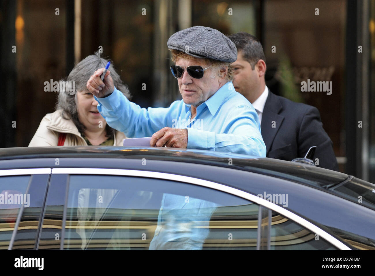 Robert Redford signing autographs in Mitte. newspaper. Where Berlin