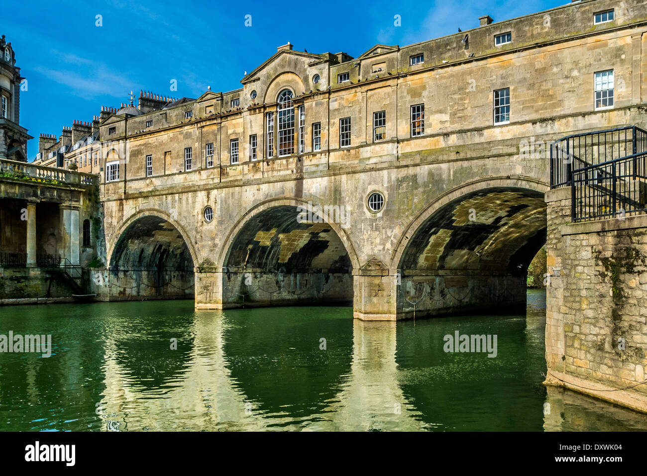 View of the historic Pulteney Bridge over the river Avon in the ...