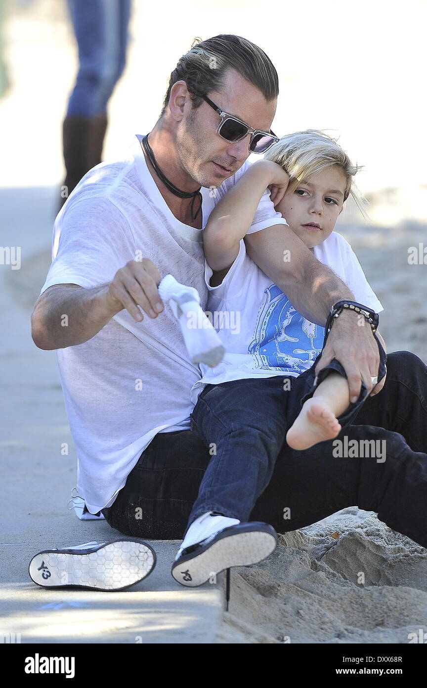Gavin Rossdale and Kingston Rossdale Gavin Rossdale helps to put his son's sneakers on at a park in Santa Monica Los Angeles California - 24.11.12 Featuring: Gavin Rossdale and Kingston Rossdale When: 24 Nov 2012 Stock Photo