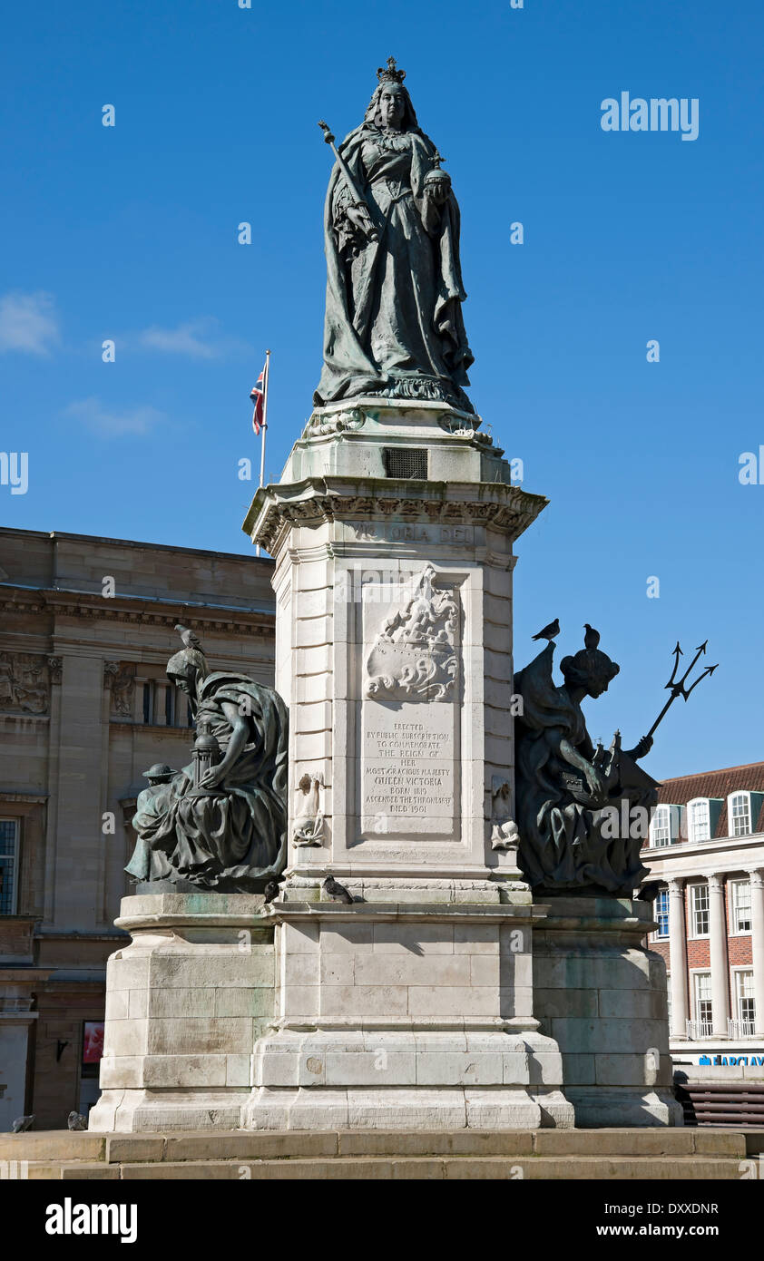Queen victoria statue hull city centre yorkshire uk england queen hi