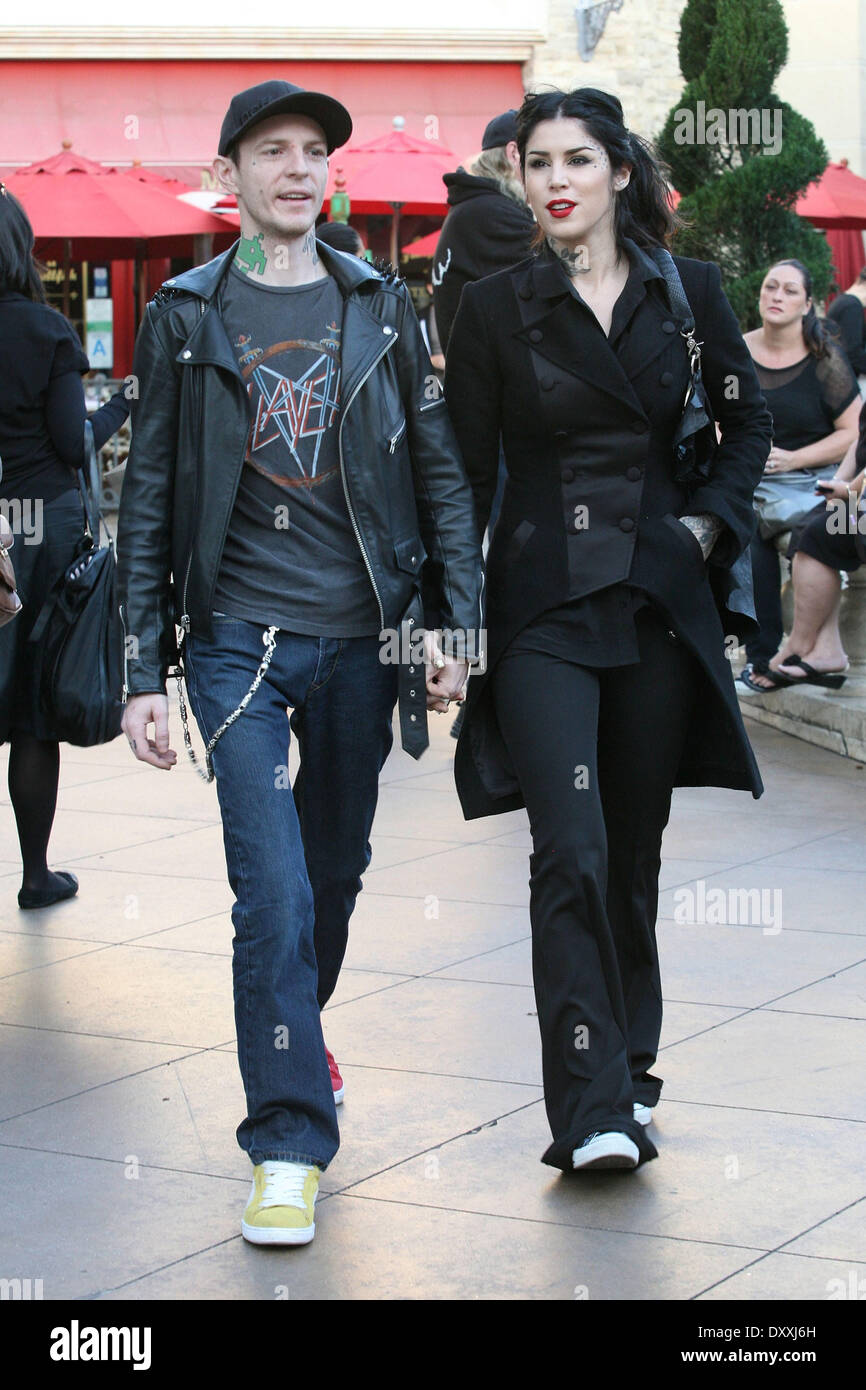 Kat Von D and Deadmaus hold hands as they go for a stroll together at Grove Los Angeles California - 11.12.12 Featuring: Kat Von D and Deadmaus When: 10 Dec 2012 Stock Photo - Alamy