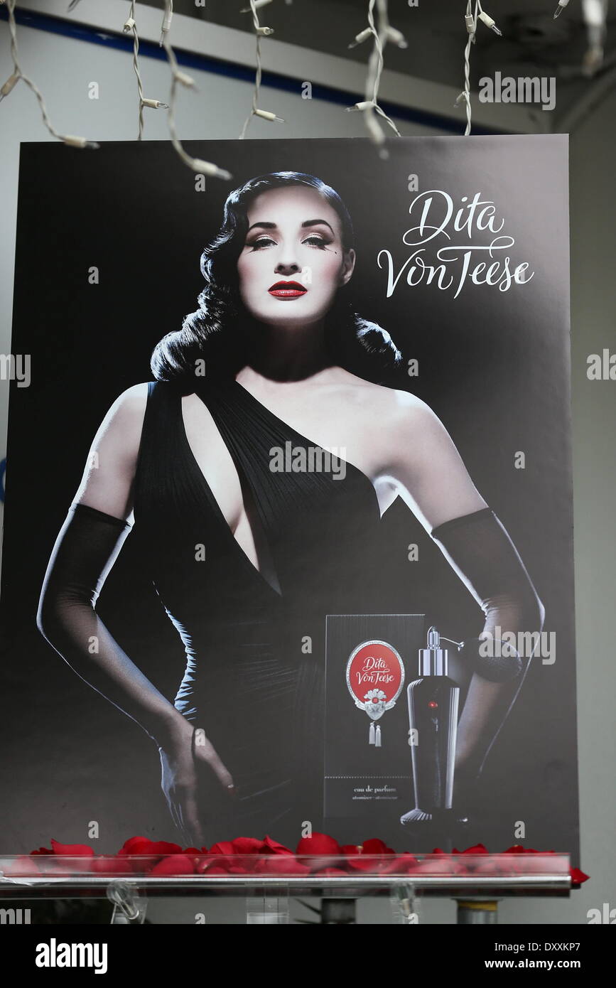 額装品/Dita Von Teese /ディタフォンティース/サイン入/ポスター Poster for Dita Von Teese's pre-Christmas promotional event for