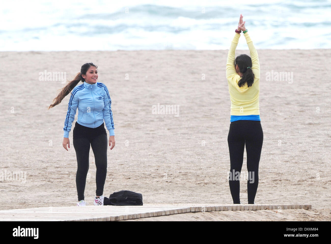 Antonella Roccuzzo works out on the beach with her personal trainer ...