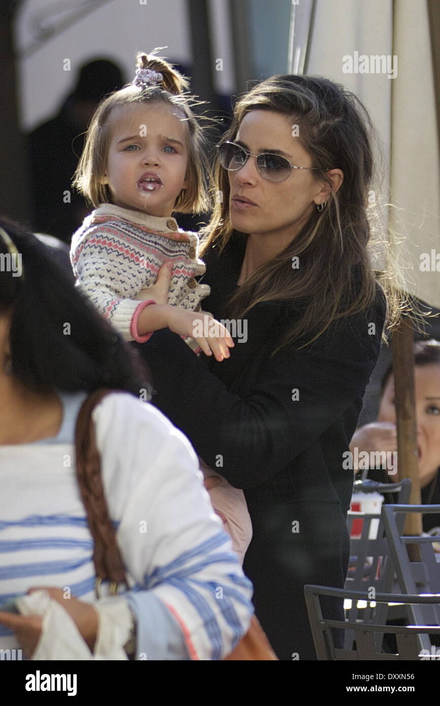 Amanda peet daughter hi-res stock photography and images - Alamy