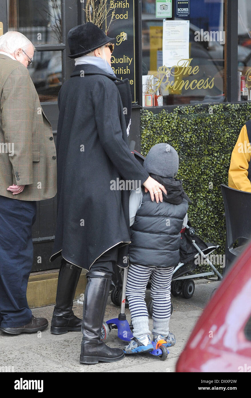 Gwen Stefani and Zuma walking to the Princess Of Wales pub to meet(02)