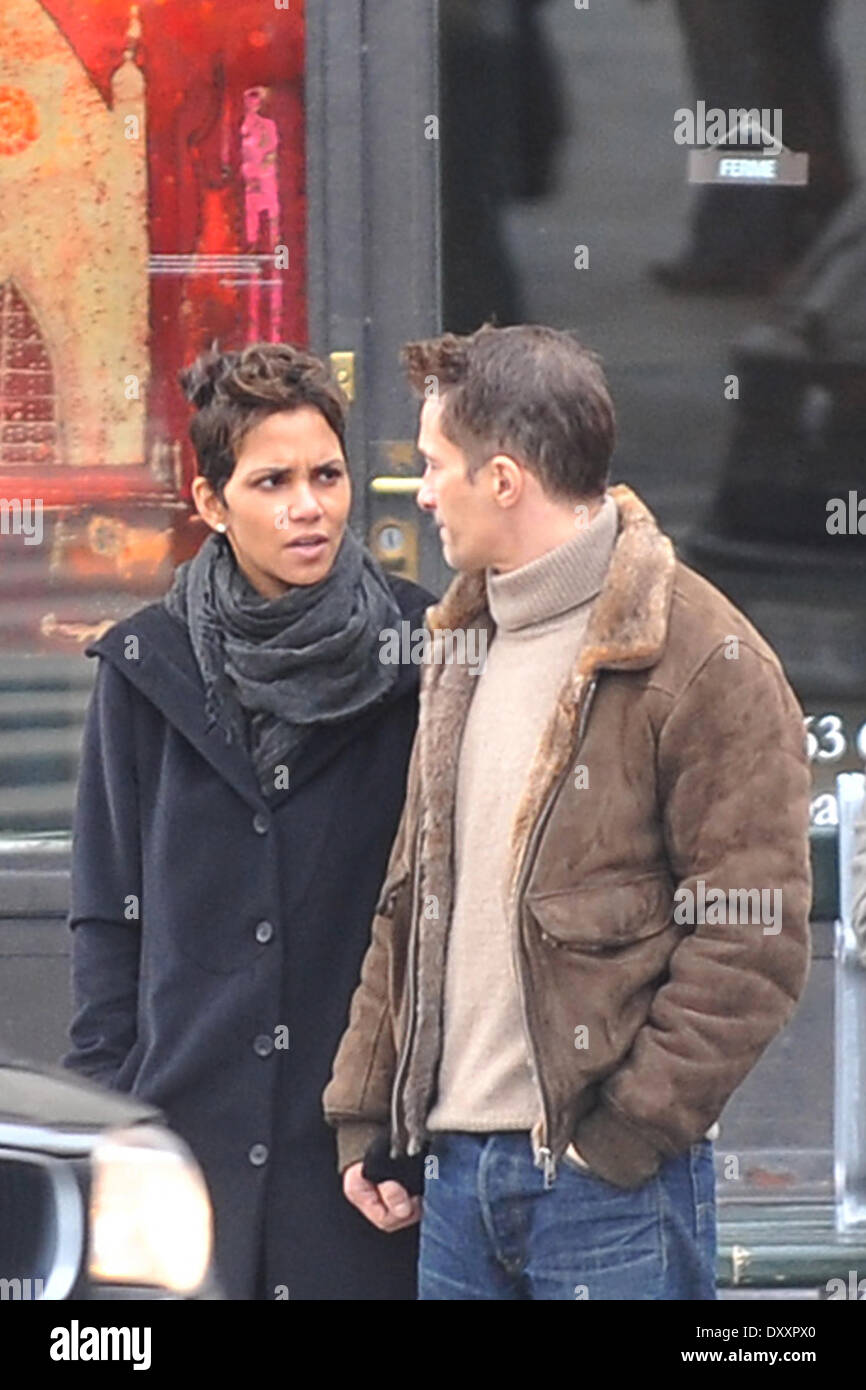 Halle Berry And Her Fiance Olivier Martinez Stroll Hand In Hand After 
