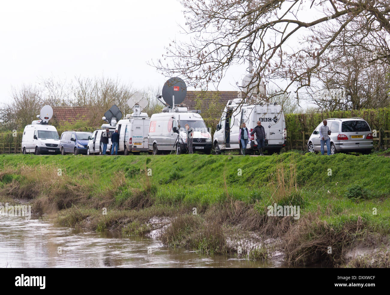 Burrowbridge, Somerset, UK. 31st March 2014. Work has commenced on the dredging of the River Parrett as part of a 20 year plan to alleviate the risk of flooding on the Somerset Levels. The start of dredging was covered by the TV crews from NNC ITV and Sky. Credit:  Mr Standfast/Alamy Live News Stock Photo