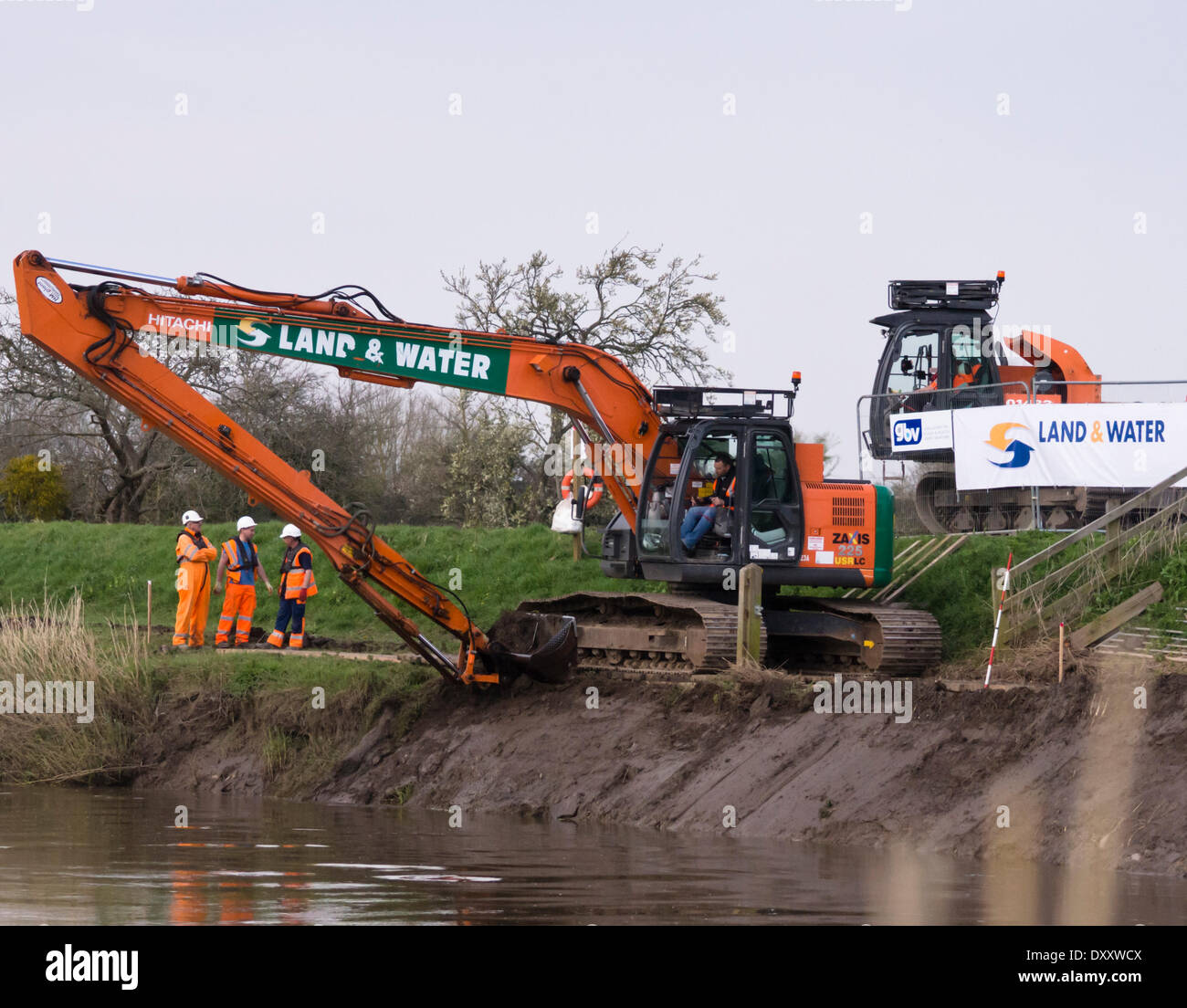 Burrowbridge, Somerset, UK. 31st March 2014. Work has commenced on the dredging of the River Parrett as part of a 20 year plan to alleviate the risk of flooding on the Somerset Levels. Contractors are shown operating long reach machinery just north of Burrowbridge to clear the banks ready for dredging to commence. Credit:  Mr Standfast/Alamy Live News Stock Photo