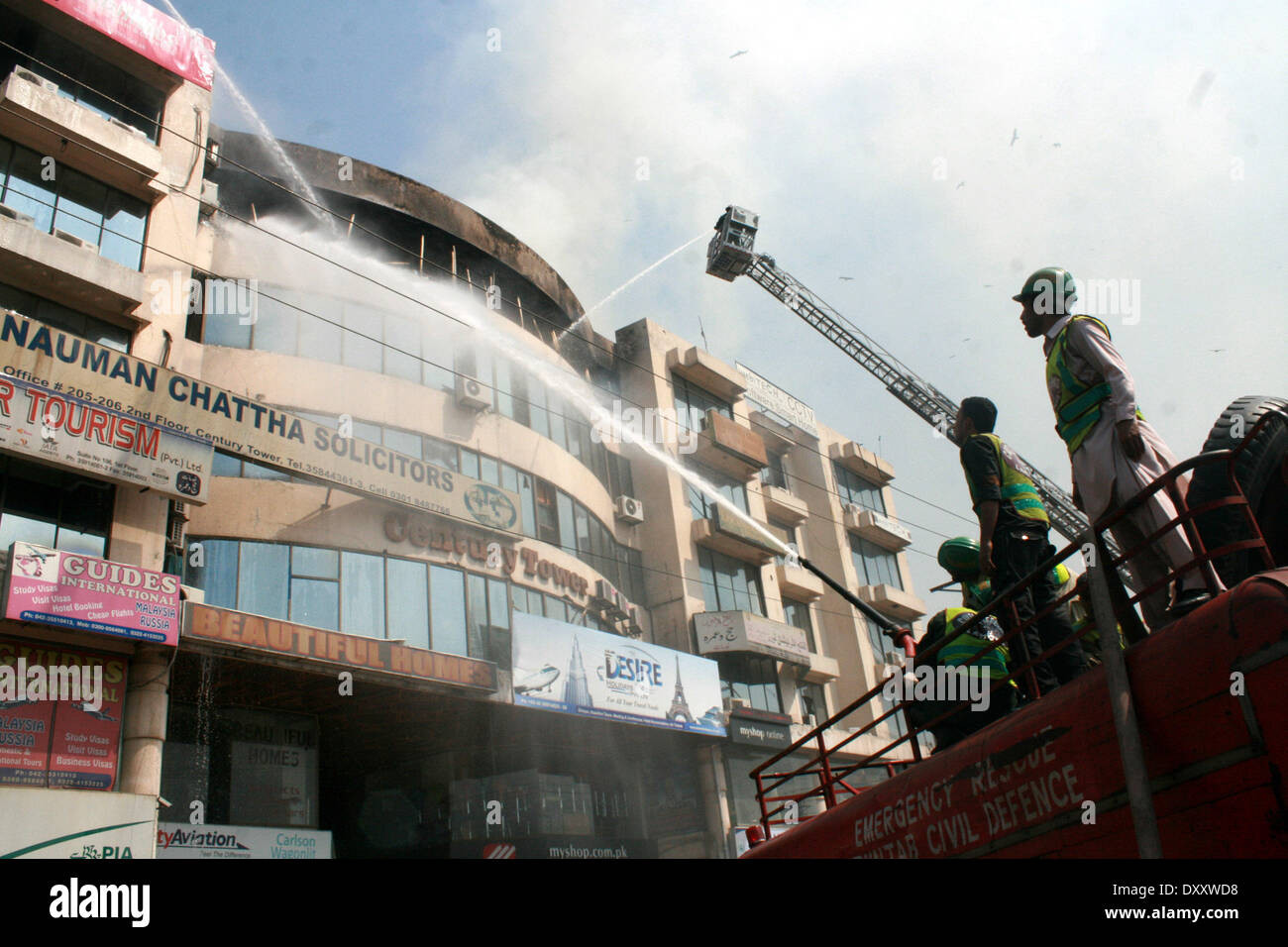 Lahore, Pakistan. 1st Apr, 2014. Fire fighters try to extinguish the fire at a commercial plaza in eastern Pakistan's Lahore, April 1, 2014. The fire that erupted in a multi-storey commercial plaza near Kalma Chowk area of Lahore was successfully doused by fire fighting teams and all trapped persons were safely rescued. Credit:  Jamil Ahmed/Xinhua/Alamy Live News Stock Photo