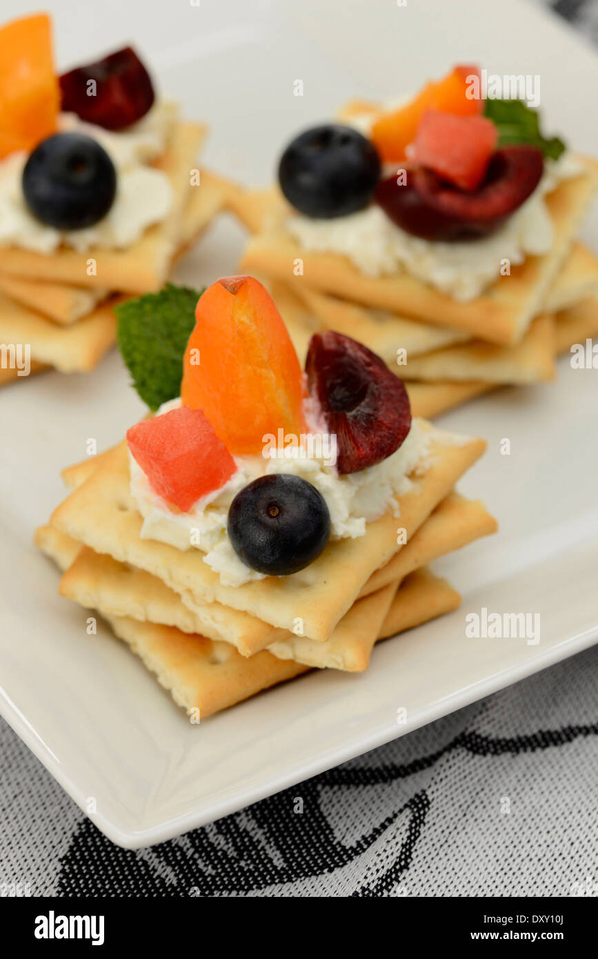 Crackers with fresh fruit Stock Photo Alamy