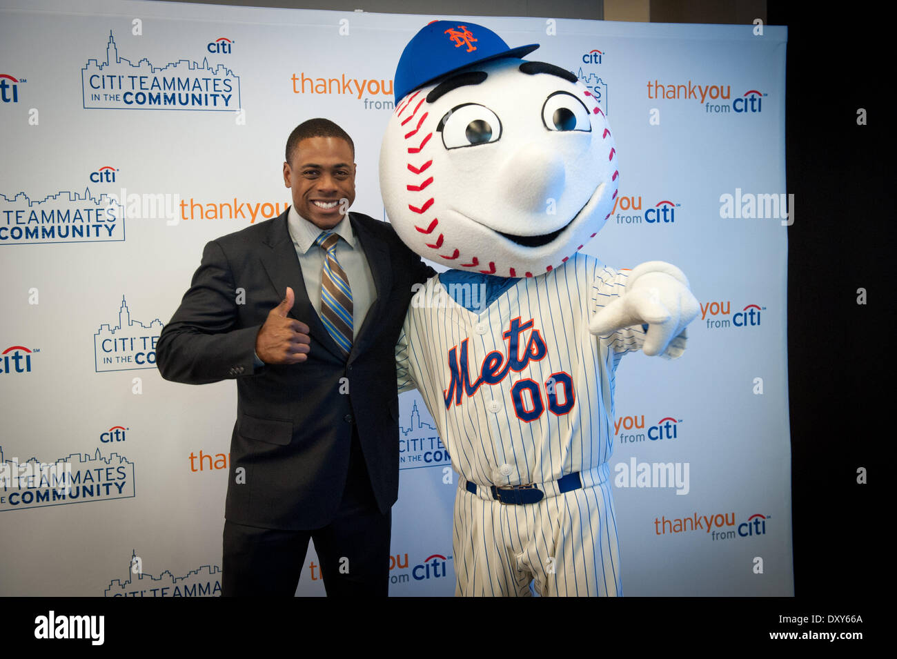 Mr. Met', the mascot of the New York Mets, and his 'family' are Photo  d'actualité - Getty Images