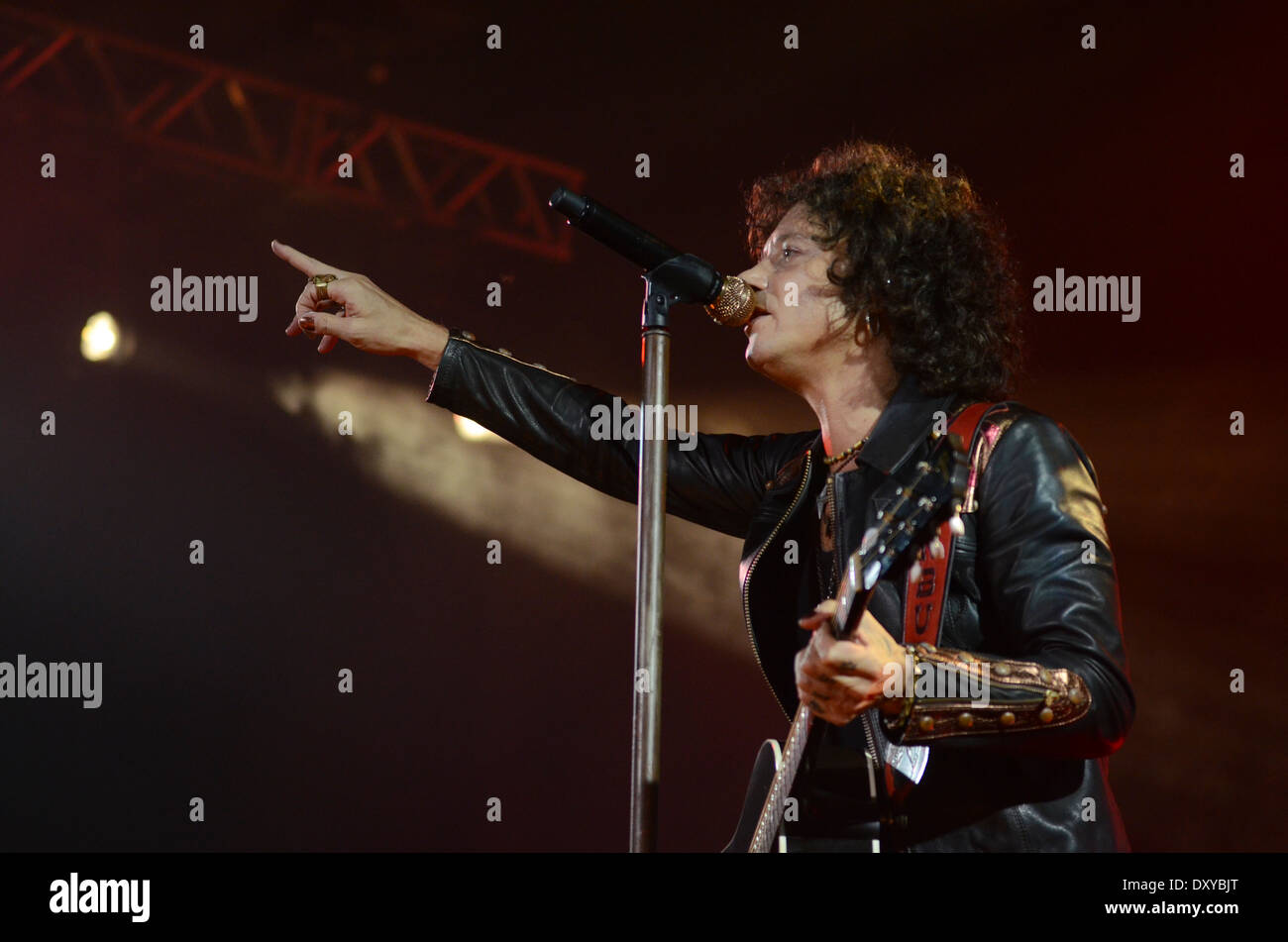 Enrique Bunbury, vocalista del grupo de rock and roll Heroes del Silencio  Stock Photo - Alamy