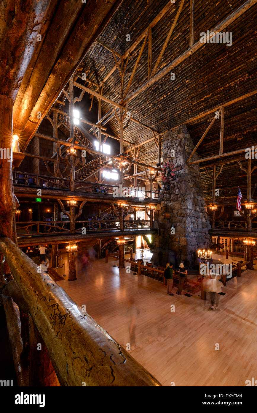 https://c8.alamy.com/comp/DXYCM4/interior-view-of-the-atrium-in-the-old-faithful-inn-at-yellowstone-DXYCM4.jpg