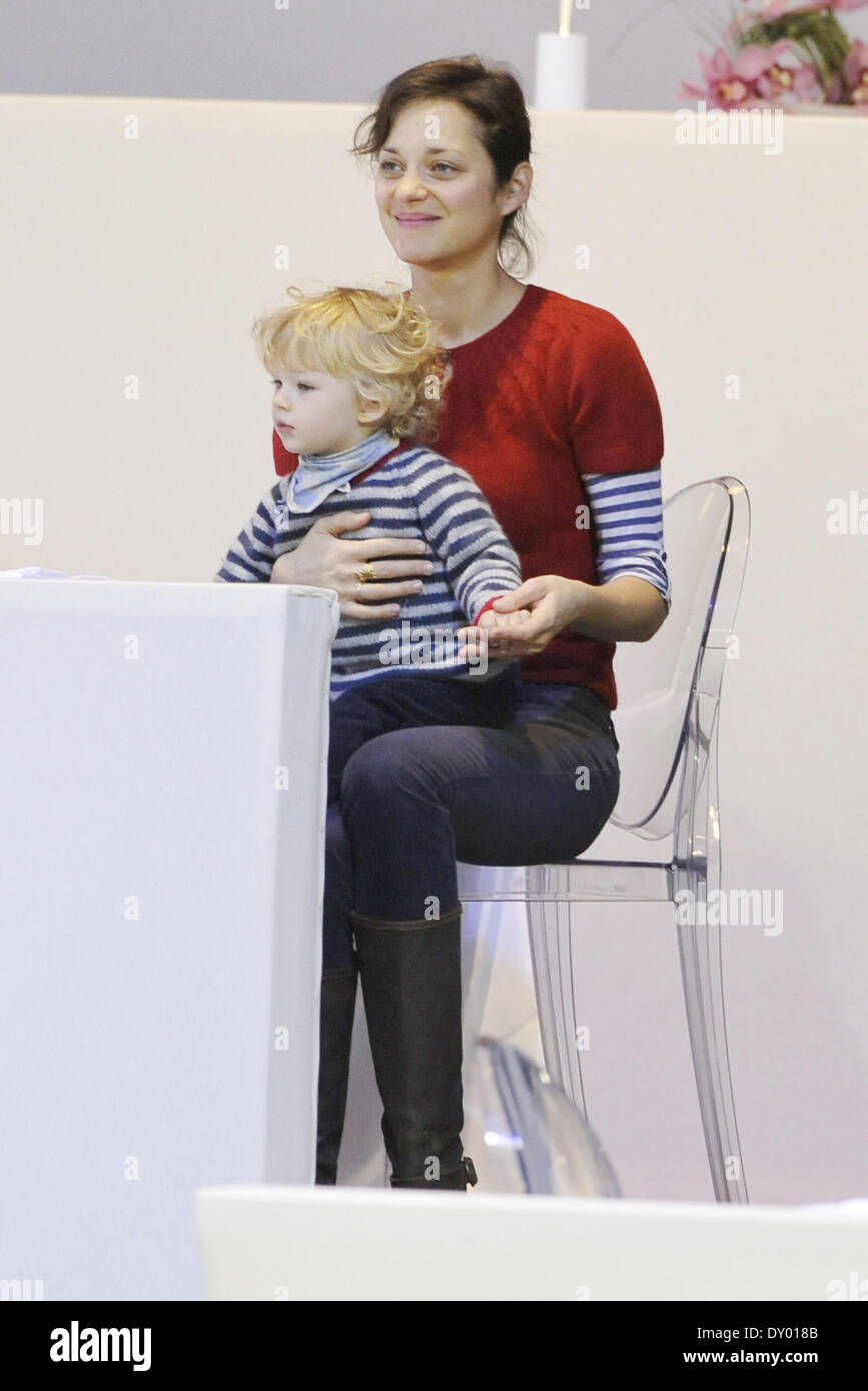 Marion Cotillard, Guillaume Canet and their son Marcel attend the Gucci  Paris Masters 2012 at Paris Nord Villepinte Featuring: Marion Cotillard, Marcel Where: Villepinte, France When: 30 Nov 2012 Stock Photo - Alamy