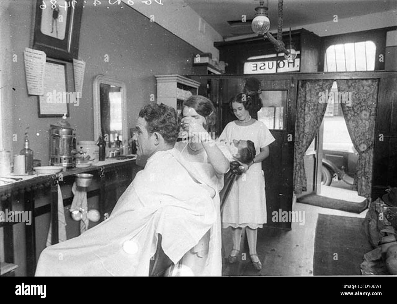 Two of the first female men's barbers, Miss Dolly House and her sister, c.1927 / photographed by Sam Hood Stock Photo