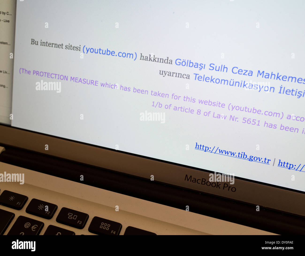 A computer screen showing a ban on Youtube in Turkey Stock Photo