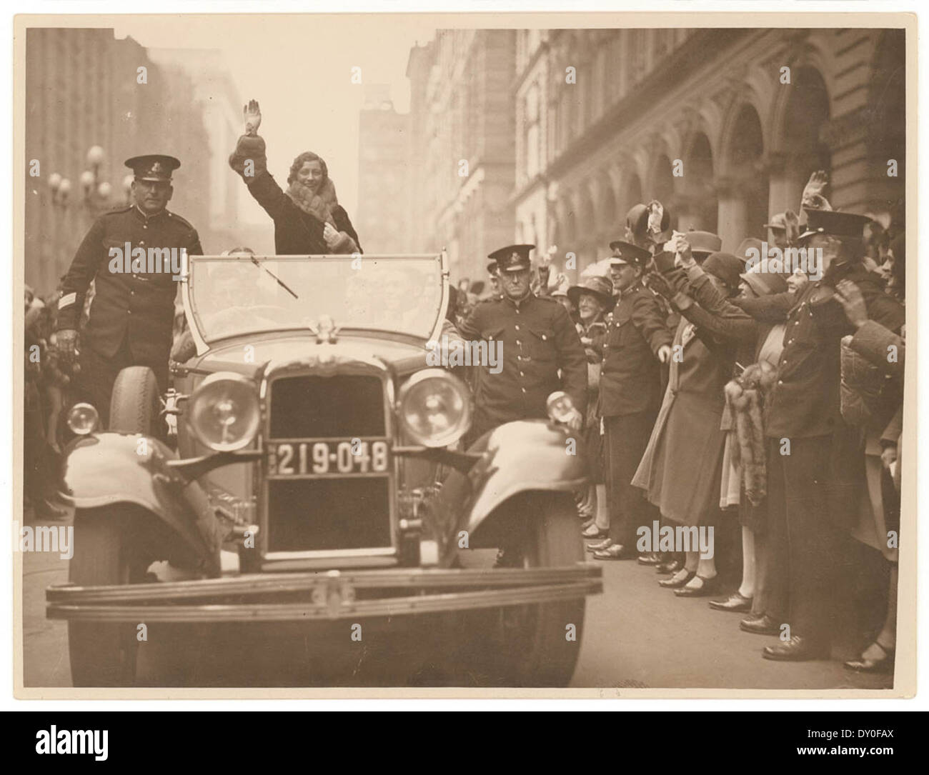Amy Johnson motorcade in Sydney, 1930 / photographed by Sam Hood Stock Photo