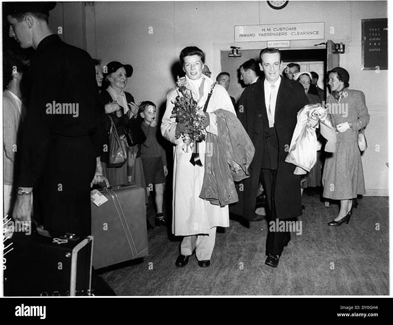 Katharine Hepburn and Robert Helpmann arrive at Kingsford Smith Airport, Sydney, 1955 / Australian Photographic Agency (APA) Collection Stock Photo