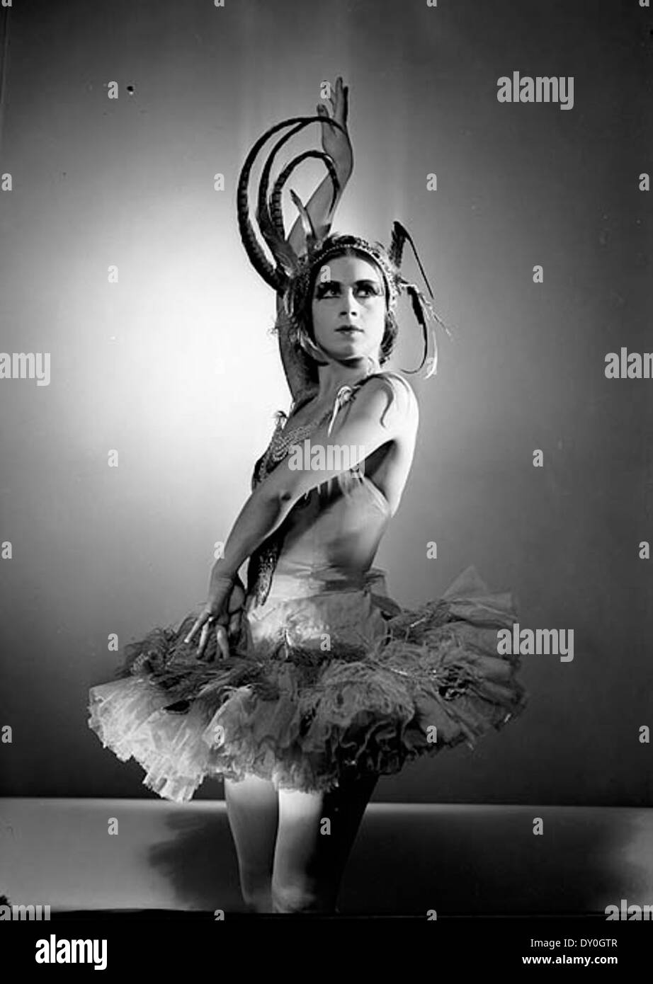 Valentina Blinova in L'Oiseau de feu [The Firebird], Ballets Russes, Sydney, 1936-1937 / Max Dupain Stock Photo