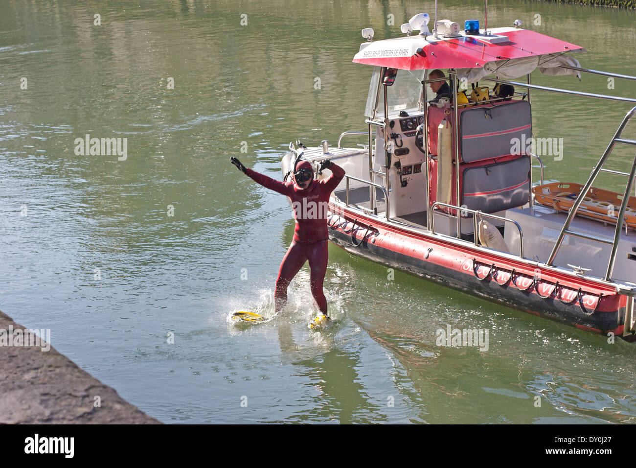 Sapeurs-Pompiers de Paris - Paris Fire Brigade. Practising swimming and diving in Seine Stock Photo