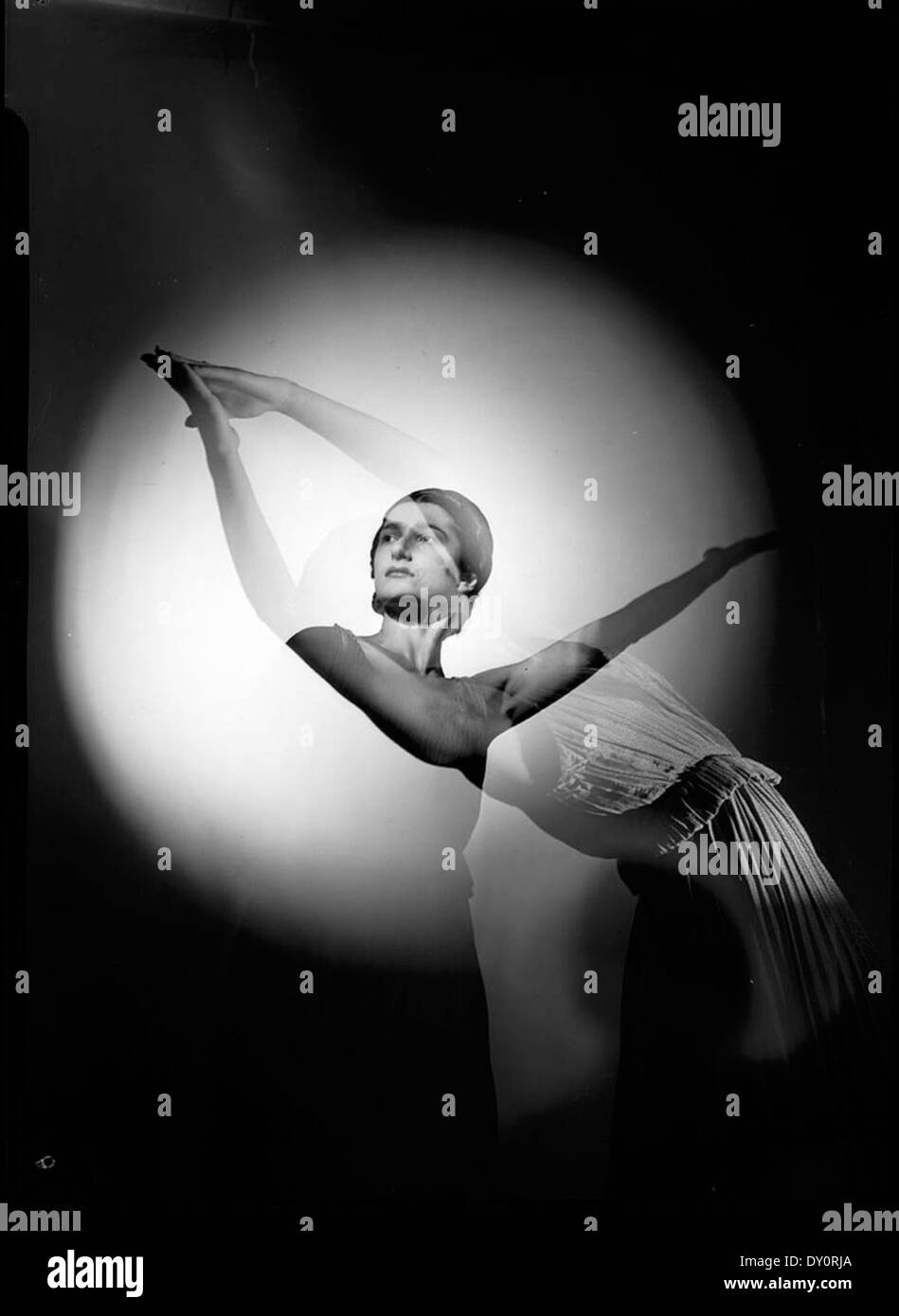 Tamara Tchinarova (later the first wife of Peter Finch) in the ballet Les Presages, Sydney, between 6 Dec 1936-Jan 1939 / studio photograph by Max Dupain Stock Photo