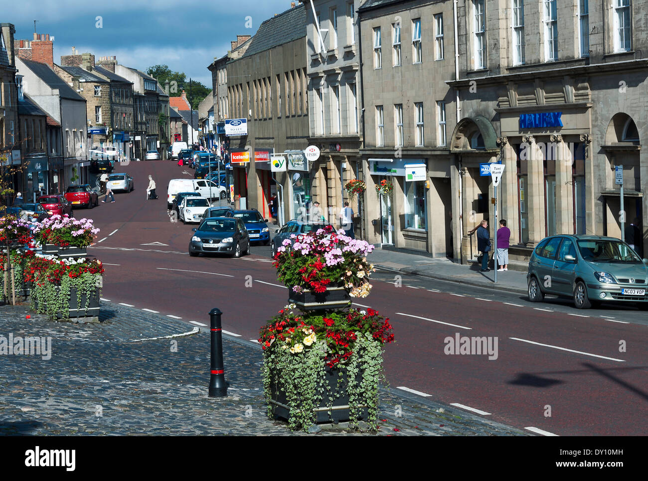 Shops in the Centre of the Pictureque Alnwick Market Town, Bondgate Stock Photo 68249345 Alamy