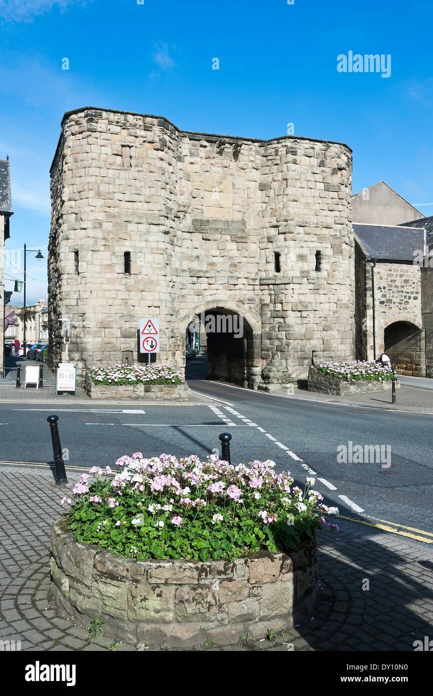 Bondgate Arched Tower Forming Part of the Old Town Walls of Alnwick Northumberland England United Kingdom UK Stock Photo
