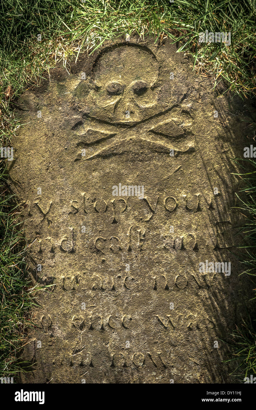 An old ancient grave stone with skull and crossbones Stock Photo Alamy