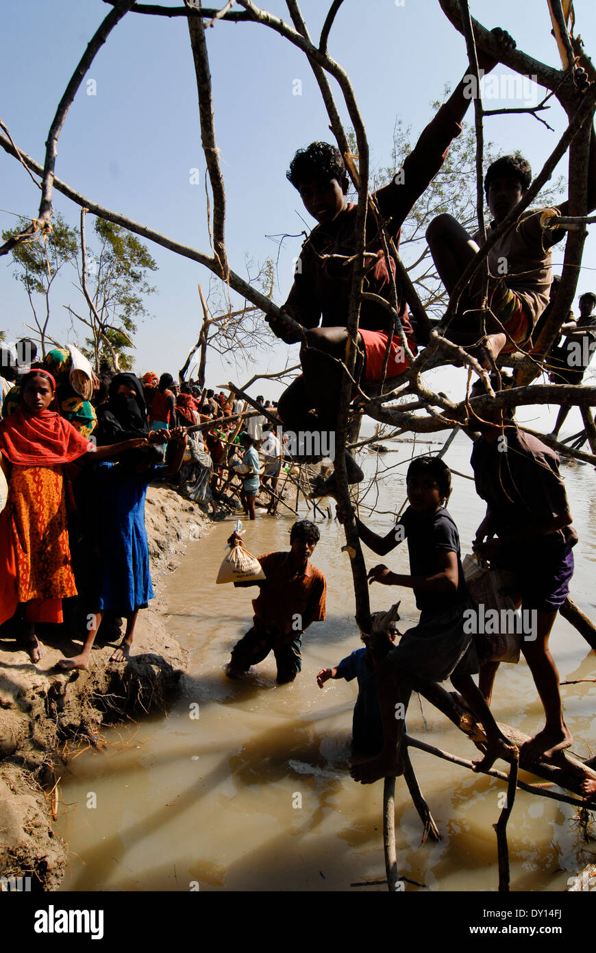 BANGLADESH District Bagerhat , cyclone Sidr and high tide destroy villages in South khali, river Balaswar, distribution of relief goods to affected people in villages Stock Photo