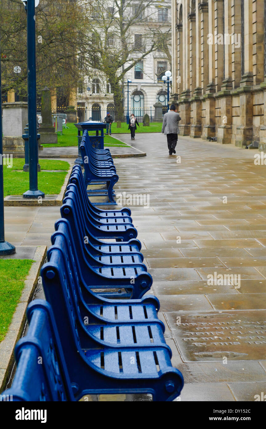Empty park benches hi-res stock photography and images - Alamy