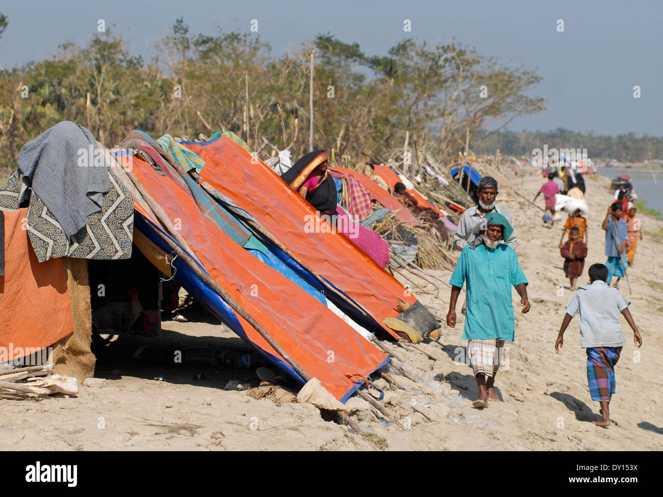 BANGLADESH District Bagerhat , cyclone Sidr and high tide destroy villages in South khali, affected people live in temporary shelter on a dyke at river Balaswar in the bay of bengal Stock Photo