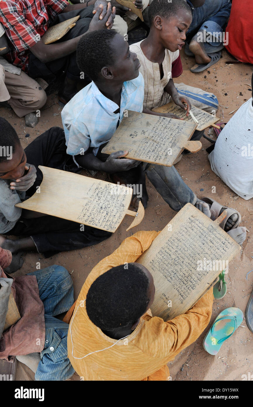 NIGER Zinder, children in Madrasa sitting on the road and repeat Quranic verses, a islamic Quran school of a mosque Stock Photo