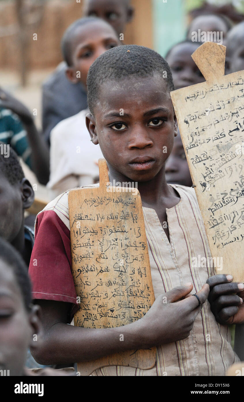 NIGER Zinder, children in Madrasa sitting on the road and repeat Quranic verses, a islamic Quran school of a mosque Stock Photo
