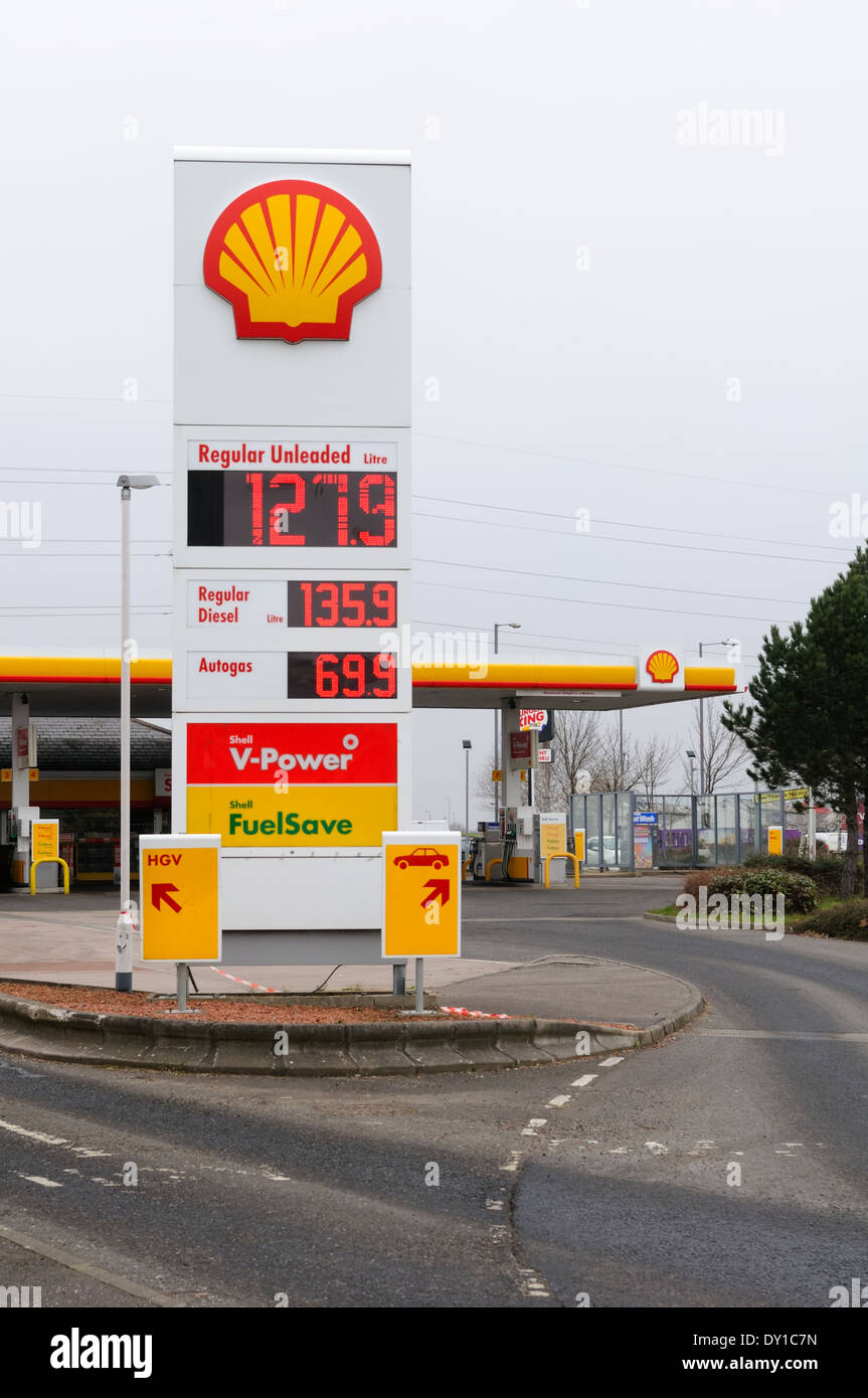 Shell petrol station in Hillington, Glasgow, Scotland, UK Stock Photo