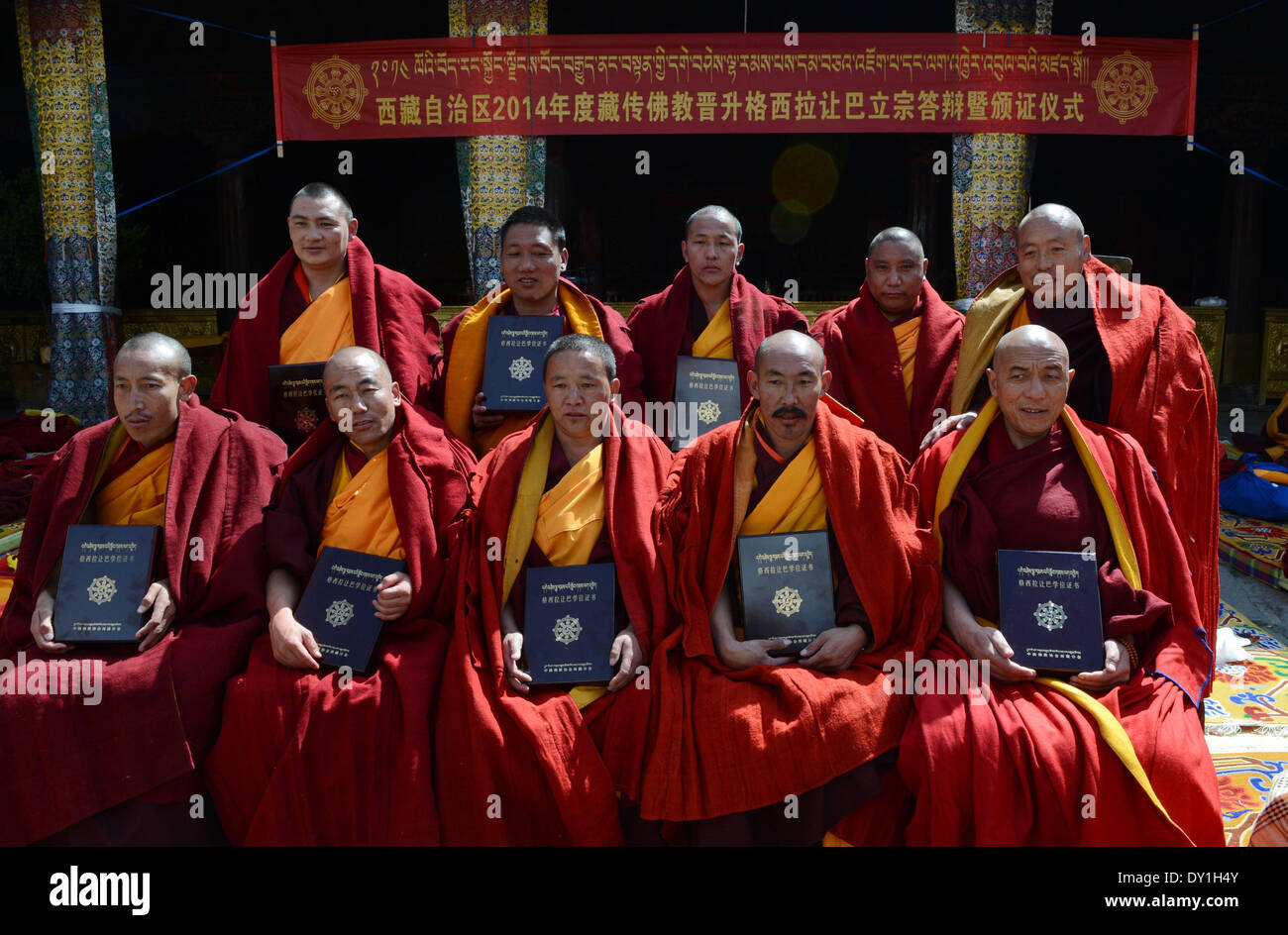 (140403) -- LHASA, April 3, 2014 (Xinhua) -- Monks pose for a group ...