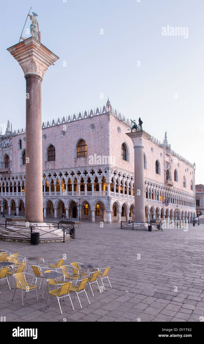 Column doge hi-res stock photography and images - Alamy