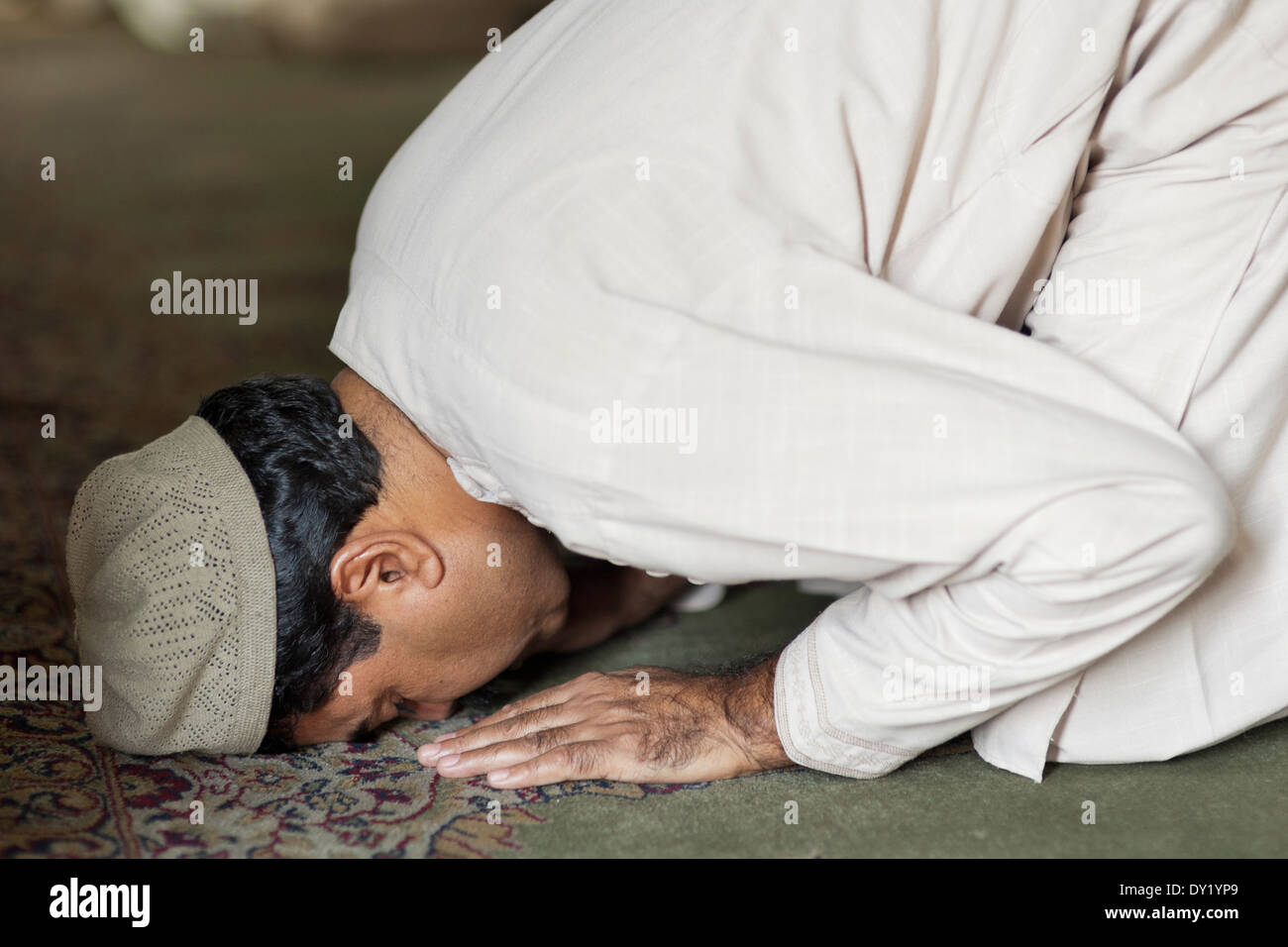Srinagar, Kashmir, India. Muslim man praying at Pir Dastgir Sahib sufi shrine and mosque Stock Photo